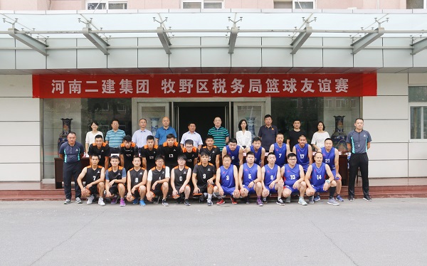 在場領(lǐng)導與比賽人員合影留念.jpg 在場領(lǐng)導與比賽人員合影留念.jpg