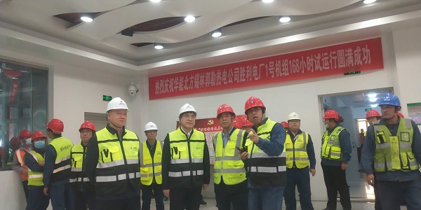 集團(tuán)公司副總經(jīng)理賈建龍與北方聯(lián)合電力公司董事長李向良、基建副總李悅、北方錫林浩特?zé)犭姽径麻L李文東在移交現(xiàn)場親切交流.jpg 集團(tuán)公司副總經(jīng)理賈建龍與北方聯(lián)合電力公司董事長李向良、基建副總李悅、北方錫林浩特?zé)犭姽径麻L李文東在移交現(xiàn)場親切交流.jpg