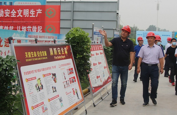 分公司經(jīng)理董書立向新鄉(xiāng)市住建局副局長王曉河介紹項目安全教育設施.jpg 分公司經(jīng)理董書立向新鄉(xiāng)市住建局副局長王曉河介紹項目安全教育設施.jpg