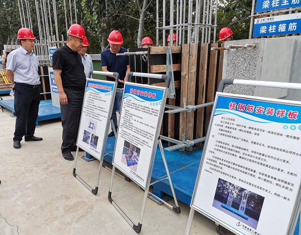 項(xiàng)目經(jīng)理李金平向新鄉(xiāng)市住建局局長(zhǎng)吳毅強(qiáng)講解項(xiàng)目采用的新工藝.jpg 項(xiàng)目經(jīng)理李金平向新鄉(xiāng)市住建局局長(zhǎng)吳毅強(qiáng)講解項(xiàng)目采用的新工藝.jpg
