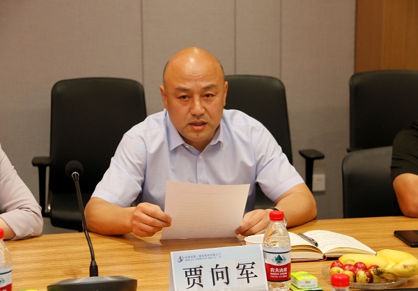 集團公司黨委副書記、工會主席賈向軍宣讀《關(guān)于變更2019年度勞動模范、崗位標兵獎勵方式的決定》.jpg 集團公司黨委副書記、工會主席賈向軍宣讀《關(guān)于變更2019年度勞動模范、崗位標兵獎勵方式的決定》.jpg