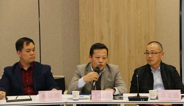 與會(huì)企業(yè)家積極發(fā)言1.jpg 與會(huì)企業(yè)家積極發(fā)言1.jpg