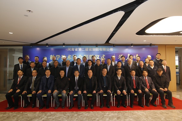 與會領導和會員代表合影留念.jpg
