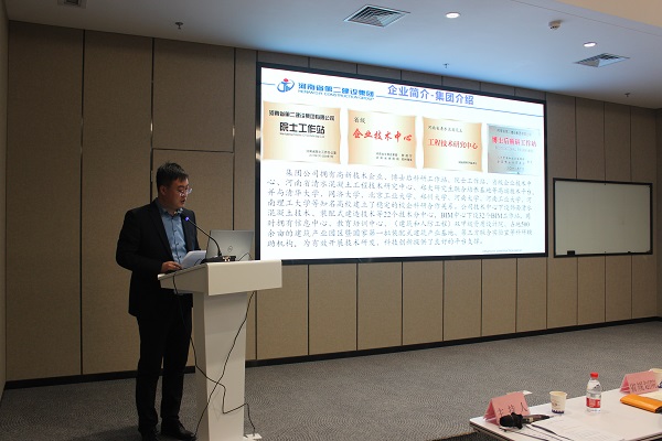 清水公司總工鄧超杰做PC制作工藝經(jīng)驗(yàn)交流.jpg 清水公司總工鄧超杰做PC制作工藝經(jīng)驗(yàn)交流.jpg