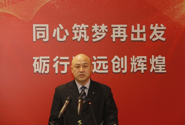集團(tuán)公司工會主席賈向軍宣讀《關(guān)于表彰2020年度先進(jìn)單位和先進(jìn)個人的決定》.jpg 集團(tuán)公司工會主席賈向軍宣讀《關(guān)于表彰2020年度先進(jìn)單位和先進(jìn)個人的決定》.jpg