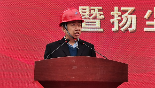 集團公司副總經(jīng)理閆龍廣作代表發(fā)言.jpg 集團公司副總經(jīng)理閆龍廣作代表發(fā)言.jpg