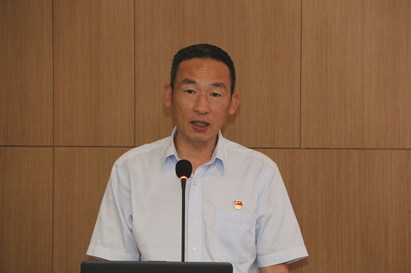 3、集團公司黨委副書記陳百斌宣讀表彰文件.jpg 3、集團公司黨委副書記陳百斌宣讀表彰文件.jpg