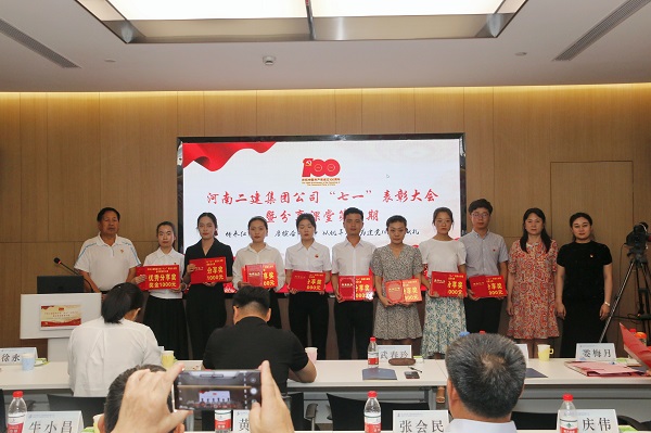 9、與會領(lǐng)導為“優(yōu)秀分享獎”獲得者頒獎.jpg 9、與會領(lǐng)導為“優(yōu)秀分享獎”獲得者頒獎.jpg