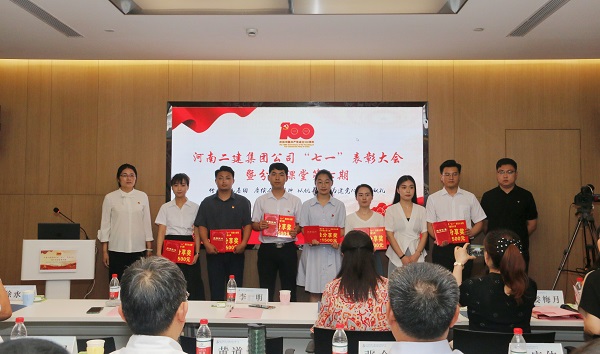 10、與會領(lǐng)導為“最佳分享獎”和“特別分享獎”獲得者頒獎.jpg 10、與會領(lǐng)導為“最佳分享獎”和“特別分享獎”獲得者頒獎.jpg