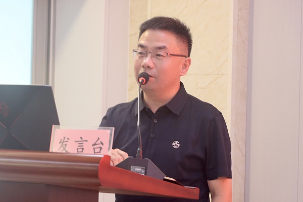 2、新鄉(xiāng)市土木工程學(xué)會副理事長王強致辭.jpg 2、新鄉(xiāng)市土木工程學(xué)會副理事長王強致辭.jpg
