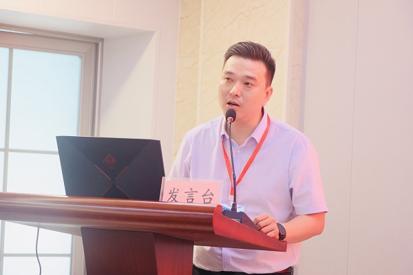 4、集團培訓(xùn)學(xué)校校長劉攀主持會議.jpg 4、集團培訓(xùn)學(xué)校校長劉攀主持會議.jpg