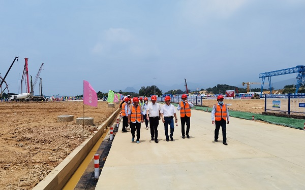 3、董事長(zhǎng)一行現(xiàn)場(chǎng)視察指導(dǎo)工作.jpg 3、董事長(zhǎng)一行現(xiàn)場(chǎng)視察指導(dǎo)工作.jpg