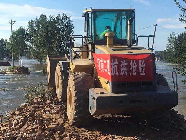 3、項目抗洪搶險突擊隊在?？h小河鄉(xiāng)王灣村，封堵河道決口.jpg