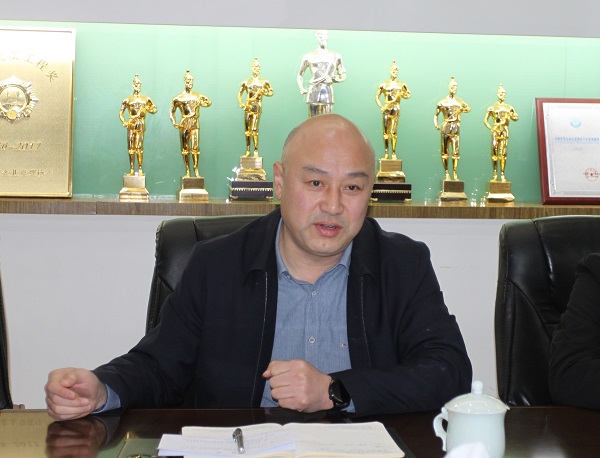 2.集團公司黨委副書記賈向軍介紹公司情況.JPG 2.集團公司黨委副書記賈向軍介紹公司情況.JPG