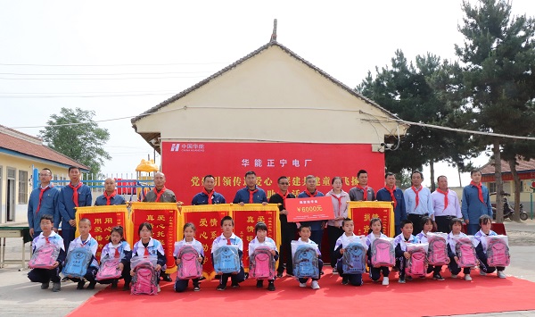 2、捐資助學(xué)活動(dòng)人員合影.jpg 2、捐資助學(xué)活動(dòng)人員合影.jpg