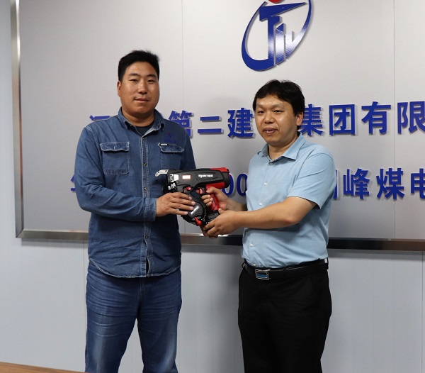 2、集團公司科協(xié)秘書長蘇群山向華能正寧項目部交接援贈設備.jpg