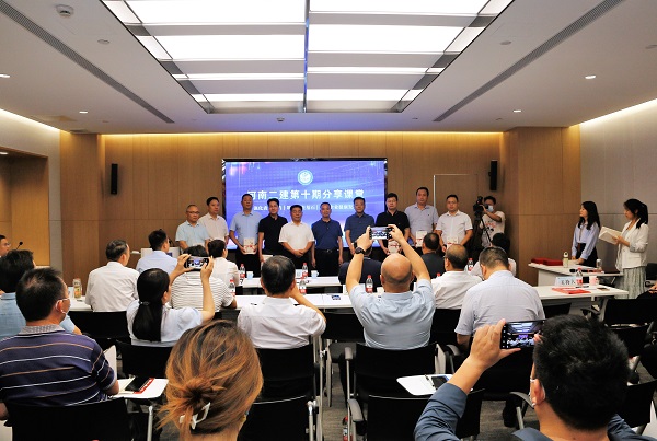 向各基層黨委、總支單位頒贈《二建好故事》.JPG 向各基層黨委、總支單位頒贈《二建好故事》.JPG