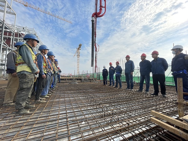 2、主廠房工程7.95米層澆筑前進行專項安全技術(shù)交底工作.jpg 2、主廠房工程7.95米層澆筑前進行專項安全技術(shù)交底工作.jpg