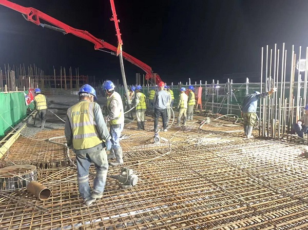 3、施工人員加班加點進行澆筑.jpg 3、施工人員加班加點進行澆筑.jpg
