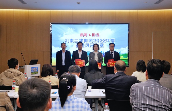 集團(tuán)公司黨委副書記、監(jiān)事會主席陳百斌為三等獎獲得選手頒獎.JPG 集團(tuán)公司黨委副書記、監(jiān)事會主席陳百斌為三等獎獲得選手頒獎.JPG