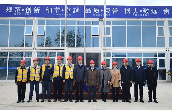 2.董事長帶領(lǐng)各參建單位負(fù)責(zé)人到項(xiàng)目查看施工情況.jpg 2.董事長帶領(lǐng)各參建單位負(fù)責(zé)人到項(xiàng)目查看施工情況.jpg