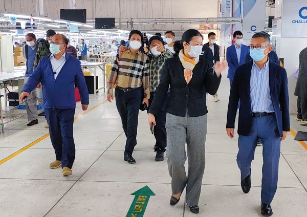 3董事長(zhǎng)一行走訪嘉麟杰時(shí)尚(私人)有限公司紡織工廠.jpg 3董事長(zhǎng)一行走訪嘉麟杰時(shí)尚(私人)有限公司紡織工廠.jpg
