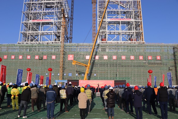 3、黨建引領(lǐng)建精品,聯(lián)建共建創(chuàng)國優(yōu) 主廠房鋼屋架吊裝、#2鍋爐大板梁吊裝、CCUS碳捕集工程的開工儀式活動(dòng)現(xiàn)場.JPG 3、黨建引領(lǐng)建精品,聯(lián)建共建創(chuàng)國優(yōu) 主廠房鋼屋架吊裝、#2鍋爐大板梁吊裝、CCUS碳捕集工程的開工儀式活動(dòng)現(xiàn)場.JPG