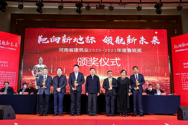 集團公司第十五項目管理部經(jīng)理丁澤培上臺領獎.jpg