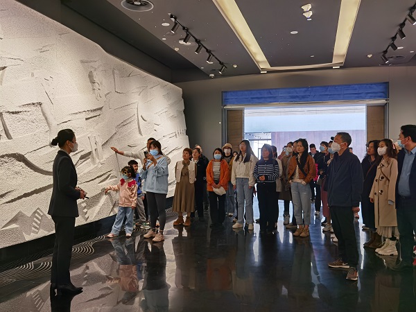 集團機關(guān)組織參觀二里頭夏都遺址博物館.jpg 集團機關(guān)組織參觀二里頭夏都遺址博物館.jpg