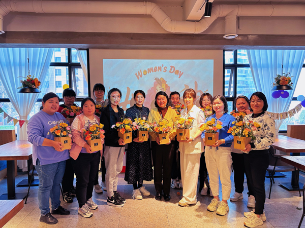 全體女職工合影留念.jpg 全體女職工合影留念.jpg