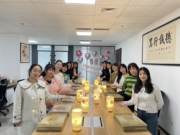 第九分公司女工們與花燈作品合影留念.jpg 第九分公司女工們與花燈作品合影留念.jpg