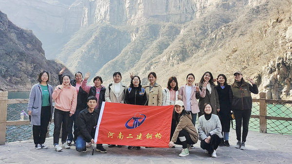 鋼結(jié)構(gòu)公司女職工在寶泉景區(qū)合影留念.jpg 鋼結(jié)構(gòu)公司女職工在寶泉景區(qū)合影留念.jpg