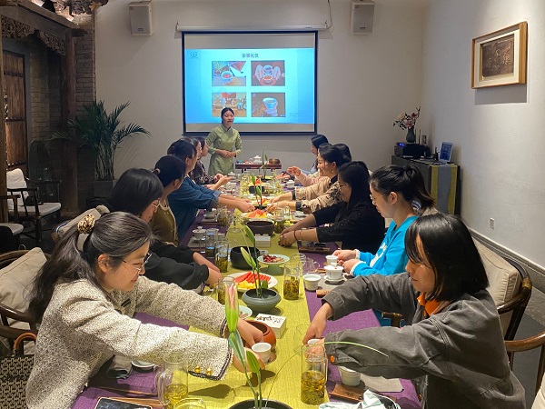 國際公司共同學(xué)習(xí)茶事禮儀.jpg 國際公司共同學(xué)習(xí)茶事禮儀.jpg