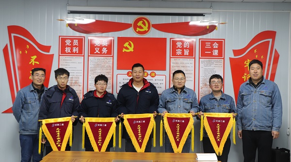 3、項(xiàng)目領(lǐng)導(dǎo)為先進(jìn)青年突擊隊(duì)員頒發(fā)流動紅旗.JPG 3、項(xiàng)目領(lǐng)導(dǎo)為先進(jìn)青年突擊隊(duì)員頒發(fā)流動紅旗.JPG