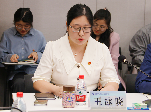 王冰曉主持會(huì)議.png 王冰曉主持會(huì)議.png