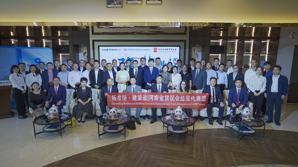 圖片2:河南省貿(mào)促會經(jīng)貿(mào)代表團(tuán)合影.jpg 圖片2:河南省貿(mào)促會經(jīng)貿(mào)代表團(tuán)合影.jpg