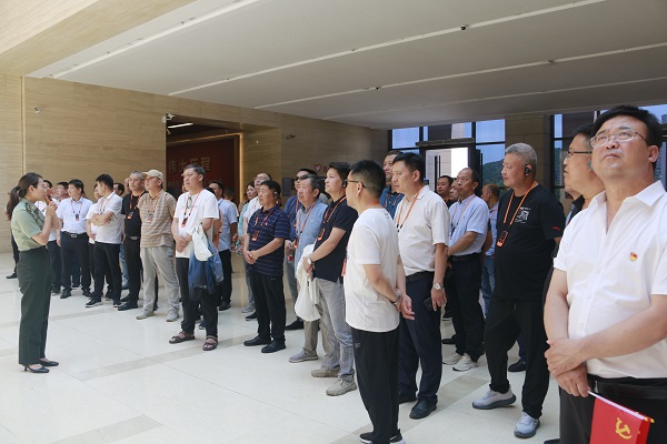 在延安革命紀(jì)念館聽講解員講述革命先烈的奮斗歷程.JPG 在延安革命紀(jì)念館聽講解員講述革命先烈的奮斗歷程.JPG