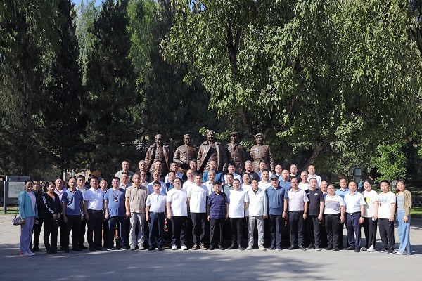 在棗園革命舊址合影.jpg 在棗園革命舊址合影.jpg