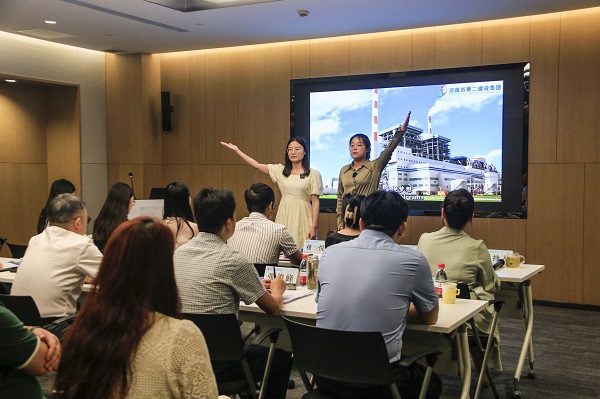 4資產(chǎn)財務部馬卓玥、秦慧鑫展示音樂劇《中國建筑的夢想》.JPG 4資產(chǎn)財務部馬卓玥、秦慧鑫展示音樂劇《中國建筑的夢想》.JPG
