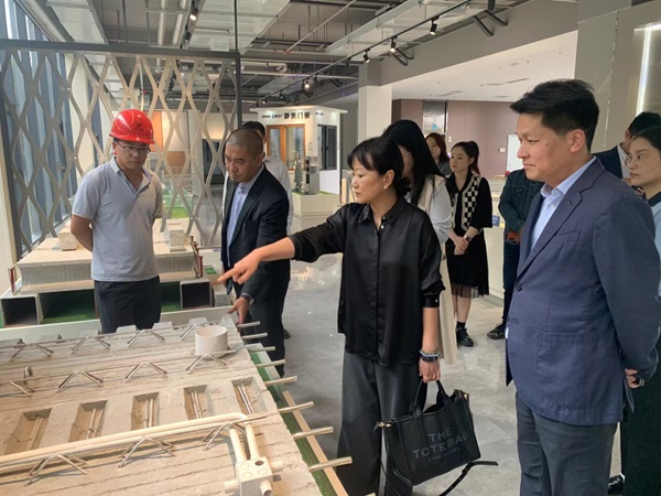 耶謝·佩登女士一行參觀建筑產(chǎn)業(yè)園.jpg 耶謝·佩登女士一行參觀建筑產(chǎn)業(yè)園.jpg