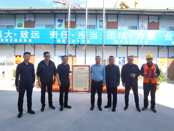 永城市建設(shè)局來到項(xiàng)目部頒發(fā)表揚(yáng)信.jpg 永城市建設(shè)局來到項(xiàng)目部頒發(fā)表揚(yáng)信.jpg