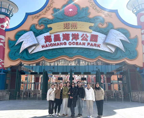 8第二項目管理部組織女職工到鄭州海昌海洋公園游玩.jpg 8第二項目管理部組織女職工到鄭州海昌海洋公園游玩.jpg